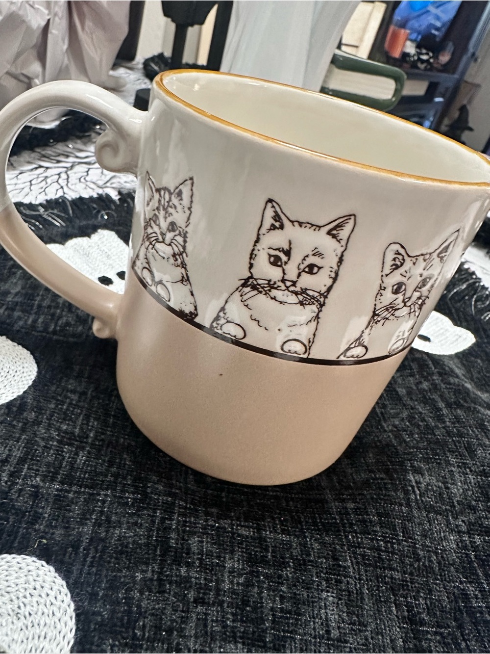 Cat Pattern Ceramic Mug in Beige & White with Gold Rim
